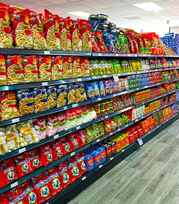 Interior da loja Armazém X Clermont com prateleiras de produtos brasileiros