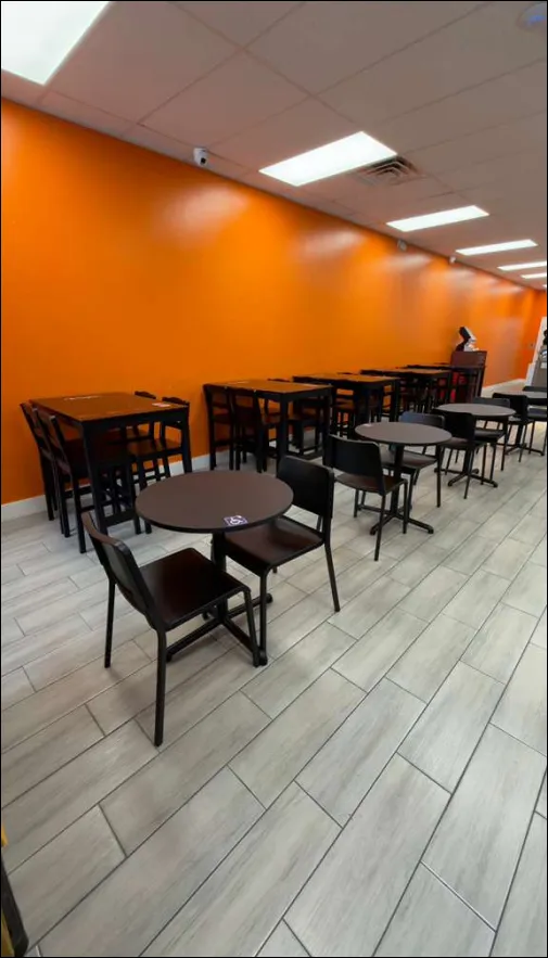 Espaço de alimentação da loja Four Corners com área confortável para refeições