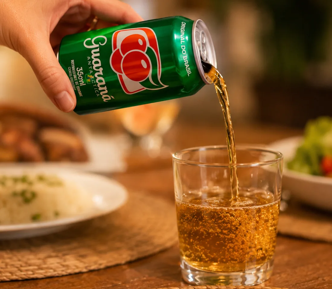 Guaraná brasileiro sendo servido no copo