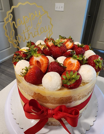 Bolo de aniversário com morangos