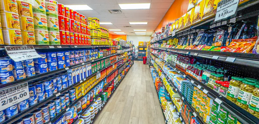 Corredor com produtos brasileiros da loja Clermont