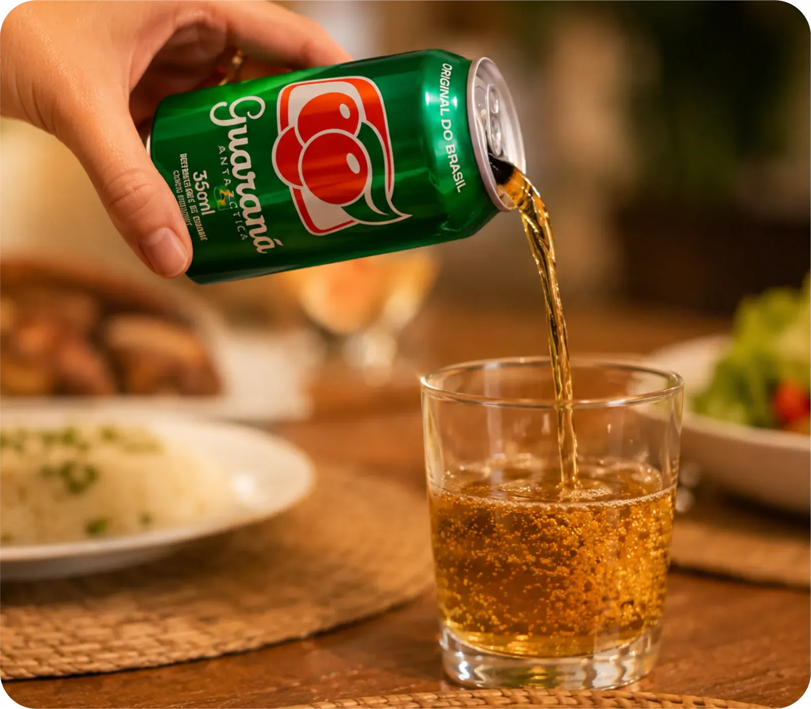Guaraná brasileño siendo servido en el vaso