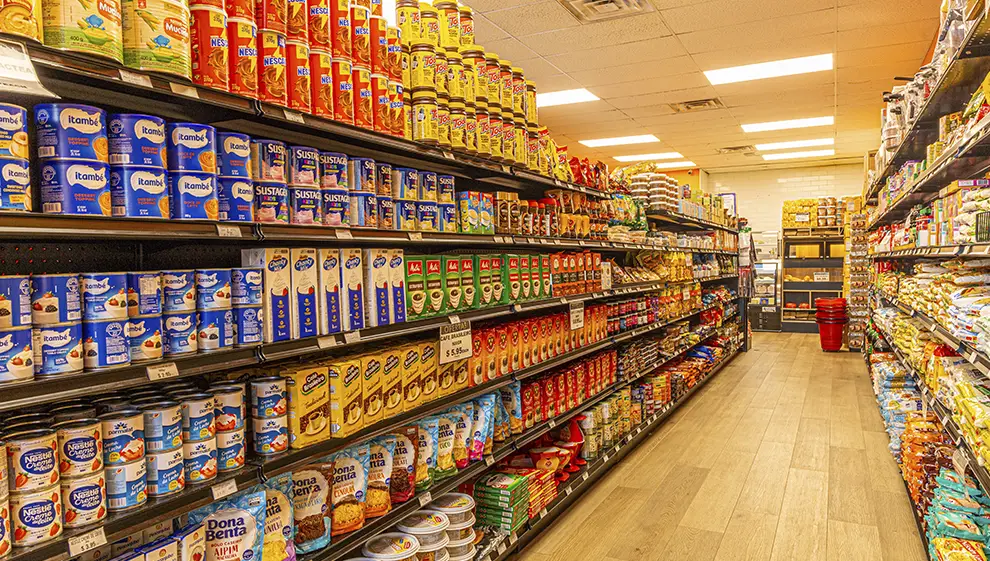 Corredor de produtos brasileiros da Four Corners