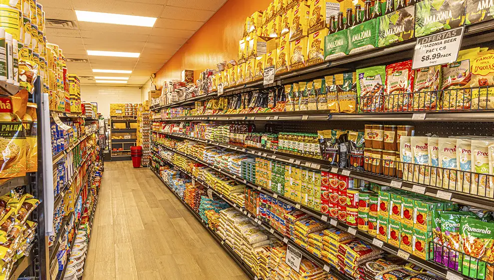 Corredor de produtos brasileiros da Four Corners