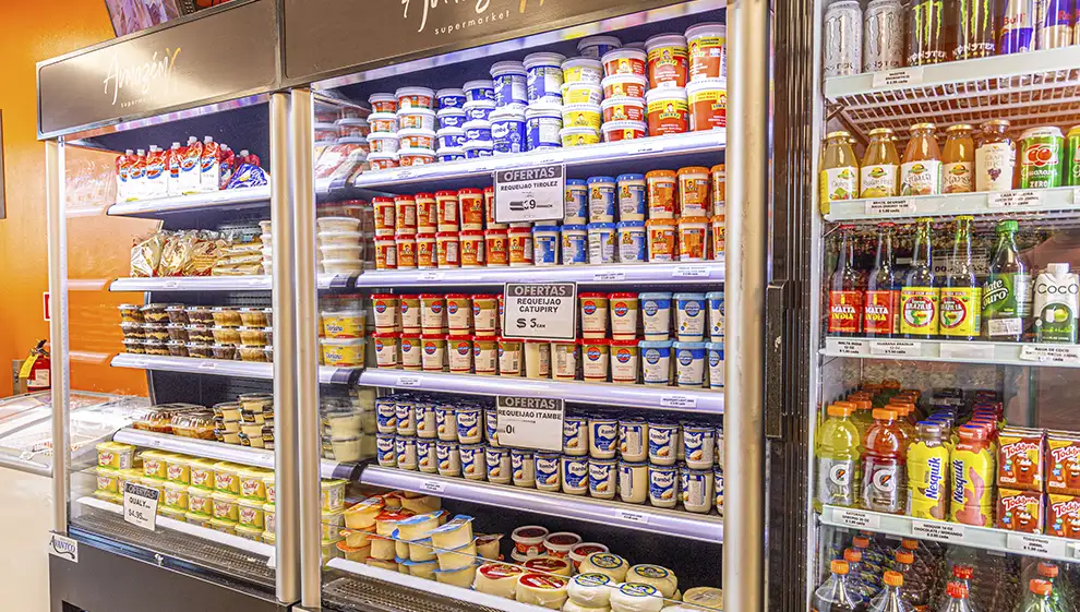 Geladeira de produtos brasileiros da Four Corners