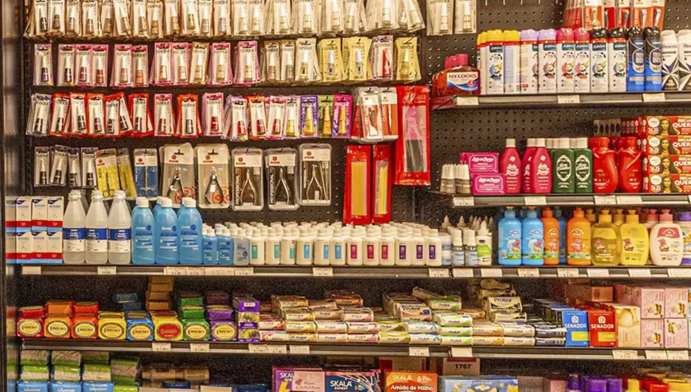 Prateleira de produtos de cuidado pessoal da Four Corners